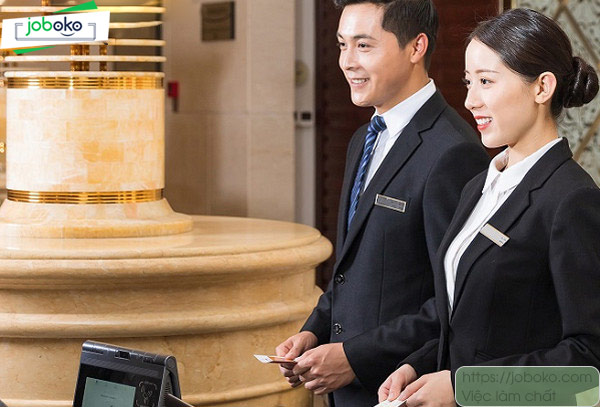 mot nhan vien le tan gioi can hoi tu cac to chat sau day