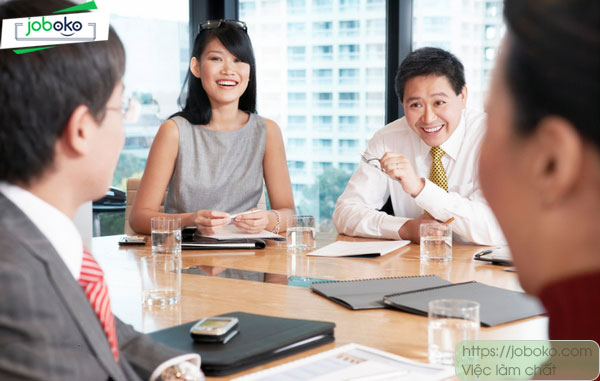 dung dai ma tiet lo luong voi dong nghiep