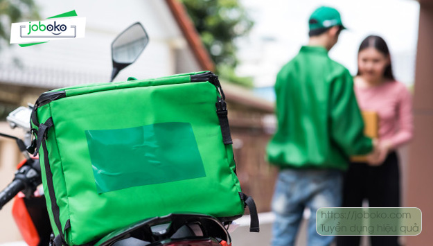 nhan vien giao hang bang xe may 3